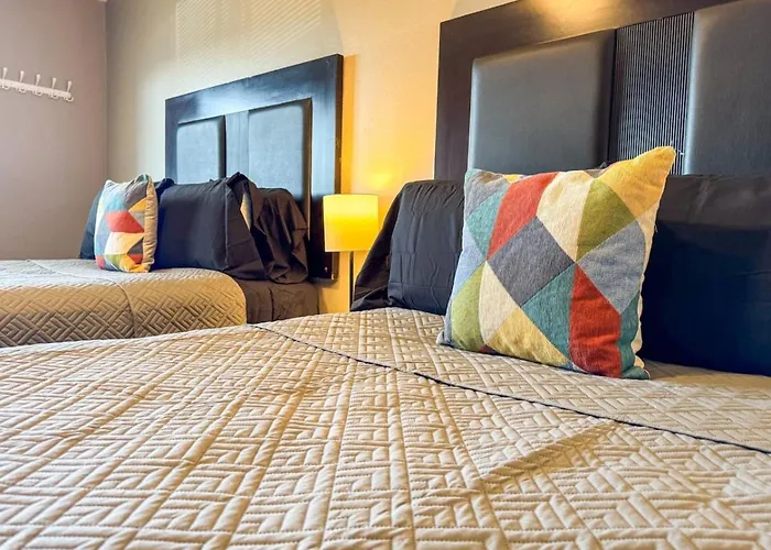 Downtown Area 2 Beds Sofa Bed Sleep 6 Stylish *